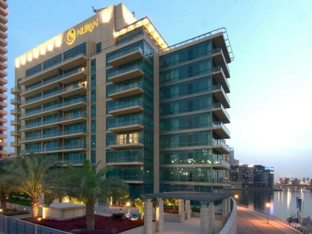 يوفر فندق نوران مارينا دبي خدمة معيشة من الدرجة الأولى على شاطئ البحر