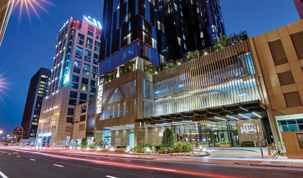 يتميز فندق ريفيير دبي بثلاثة مطاعم ومواقف مجانية للسيارات ومسبح خارجي ومركز للياقة البدنية