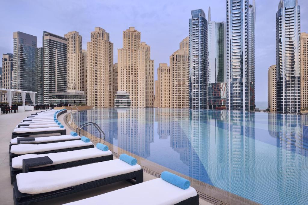 يعد فندق العنوان مارينا دبي أحد فنادق دبي 5 نجوم شارع الشيخ زايد