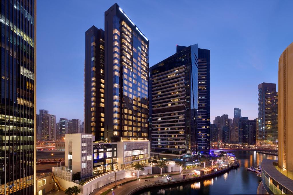 من أفضل فنادق شارع الشيخ زايد هو فندق كراون بلازا دبي مارينا.
