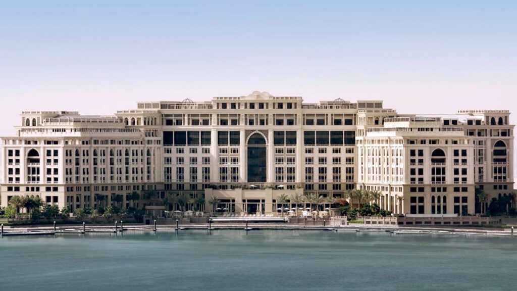 فندق بلازو فيرساتشي دبي أحد أفضل الفنادق في دبي للعوائل
