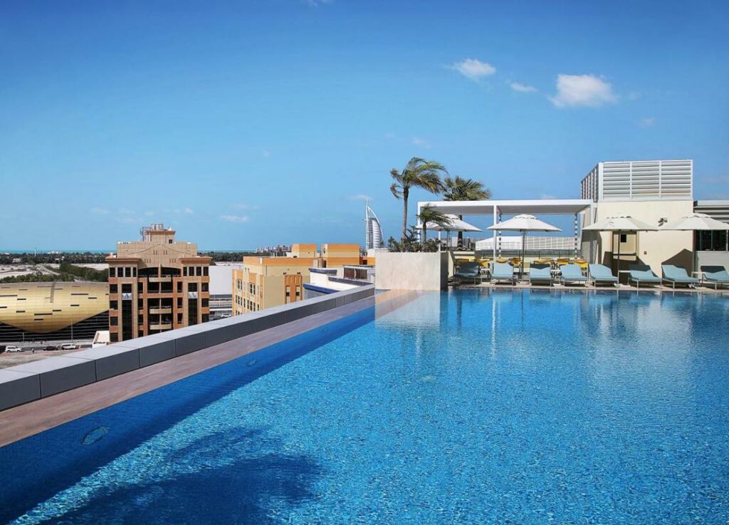 فندق جراند كوزموبوليتان دبي يعد أفضل فنادق دبي للعوائل