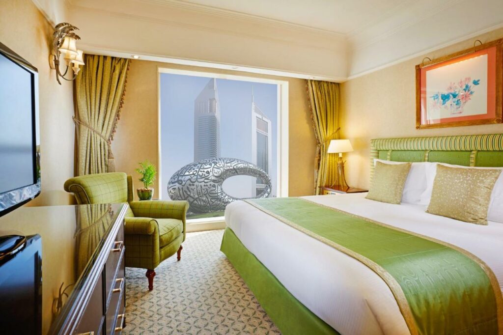 فندق كراون بلازا هو أحد أشهر فنادق دبي من فئة الخمس نجوم.