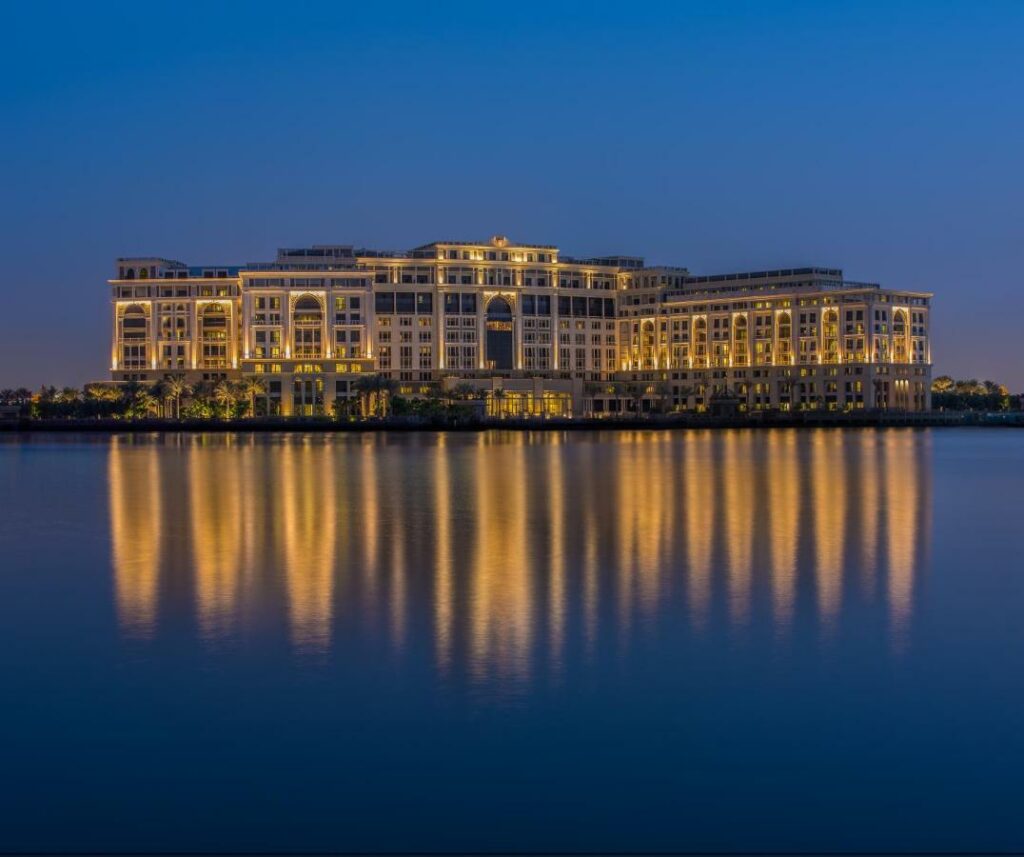 من أشهر فنادق دبي فندق ڤيرساتشي دبي.
