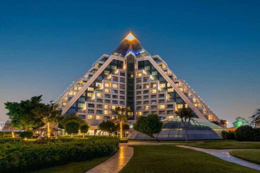 فندق رافلز دبي هو أحد أشهر فنادق دبى من فئة الخمس نجوم في دبي.