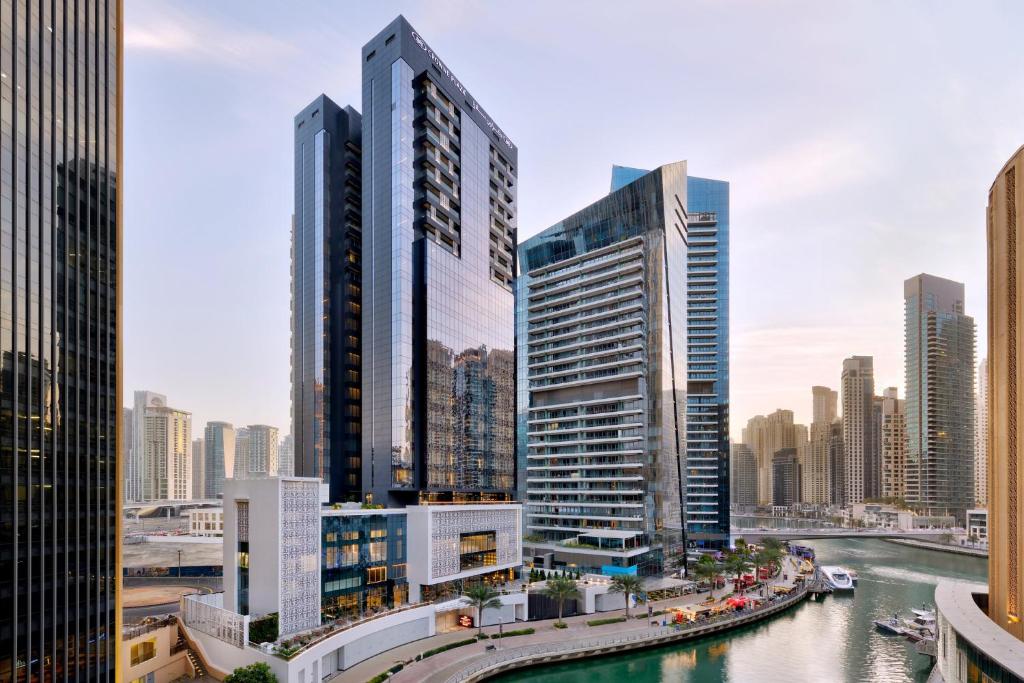 يعد  كراون بلازا دبي مارينا أحسن فندق في دبي
