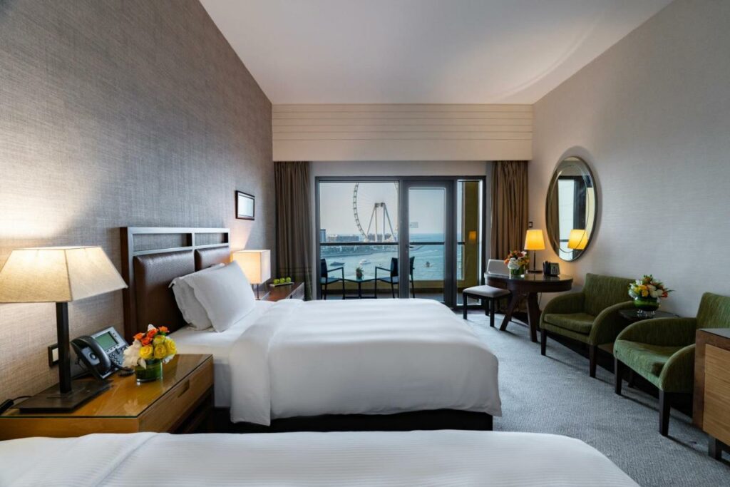 يعد فندق امواج روتانا جي بي ار أرقى فنادق دبي على الجي بي ار