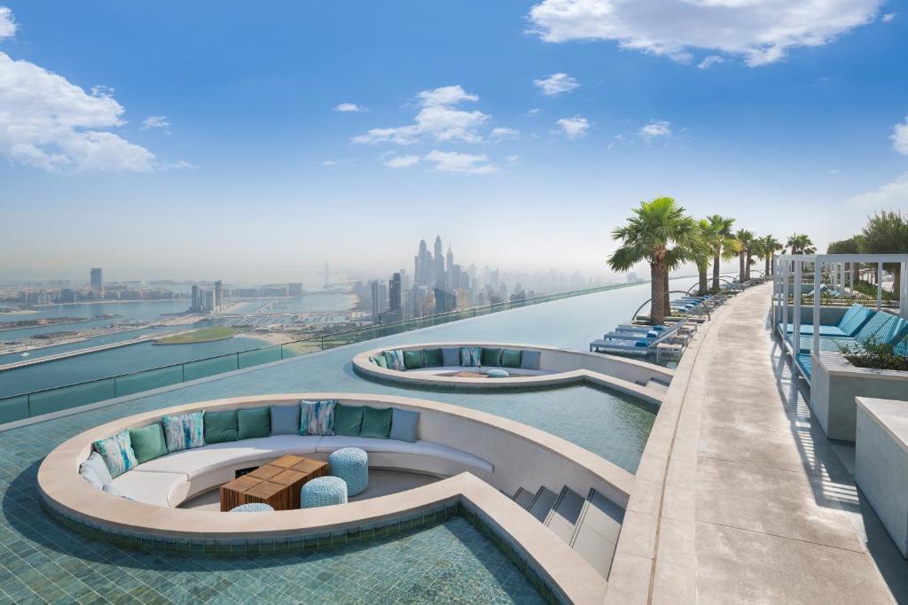 منتجع شاطئ العنوان هو أفخم خيارات قائمة فندق ذا ادرس دبي.