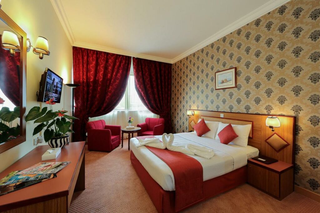 فندق جونراد دبي من فنادق شارع الرقة دبي من فئة 3 نجوم.