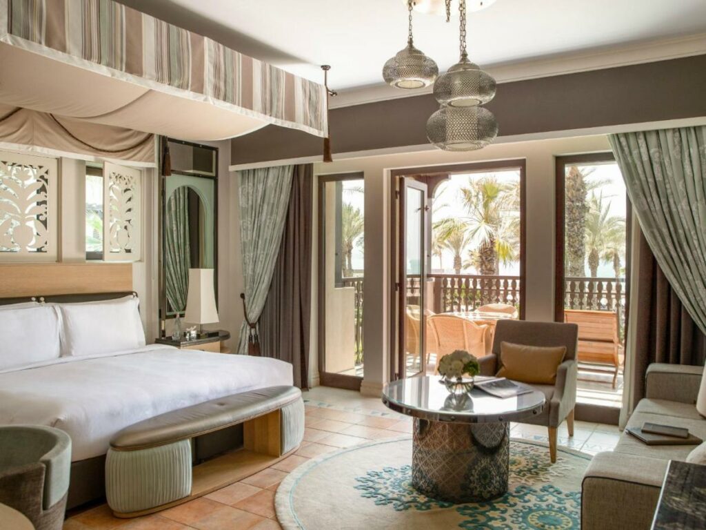 فندق جميرا دار المصيف يوفر الفندق غرفاً أنيقة ذات طراز عربي
