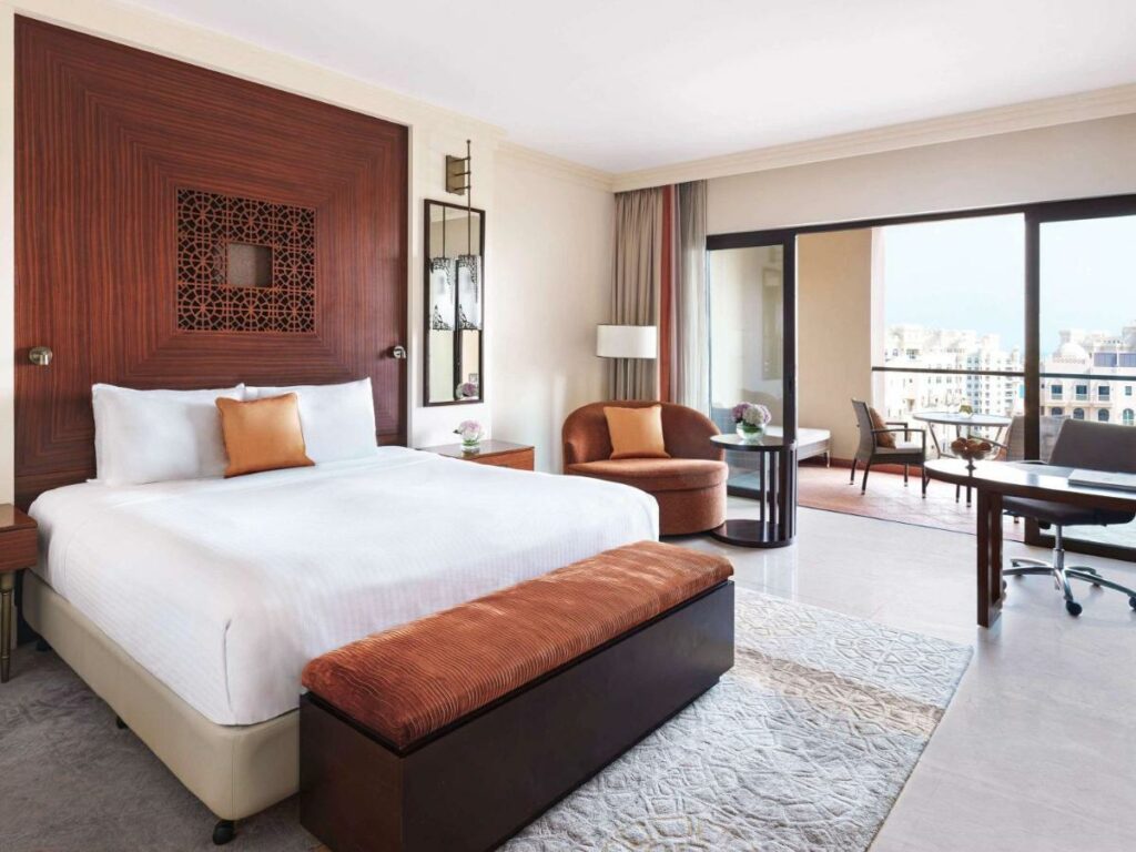 فيرمونت النخلة من ضمن فنادق في دبي مع العاب مائية .
