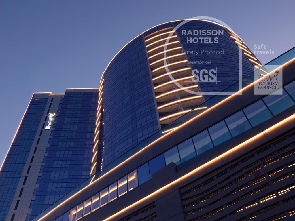 فندق راديسون بلو دبي ووترفرونت يعد من فنادق الخليج التجاري دبي الفخمة
