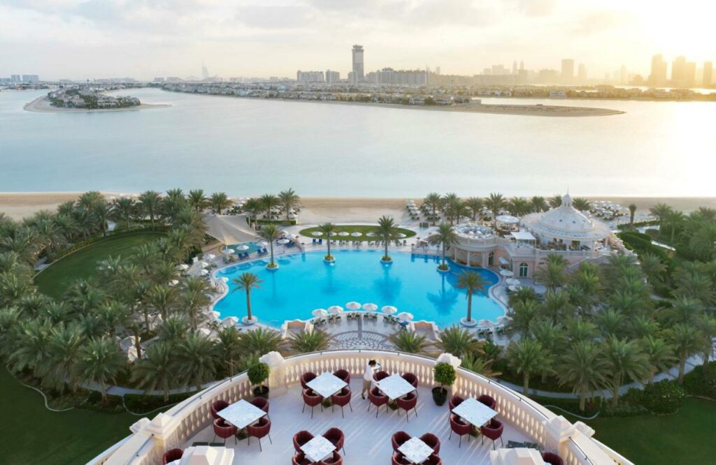 منتجع و فندق رافلز نخلة جميرا تعتبر واحدة من أفخم شاليهات في دبي مع مسبح خاص.