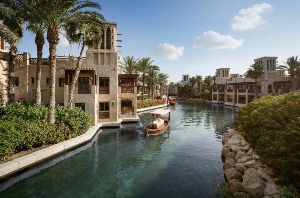 منتجع و فندق جميرا دار المصيف يصنف ضمن أجمل شاليهات في دبي مع مسبح خاص.