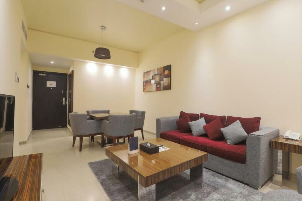 ذا فيو البرشاء للشقق الفندقية أحد أحسن شقق فندقية رخيصة في شارع الشيخ زايد دبي 
