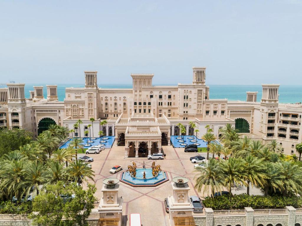 فندق القصر دبي يعد من أفخم منتجعات الجميرا دبي