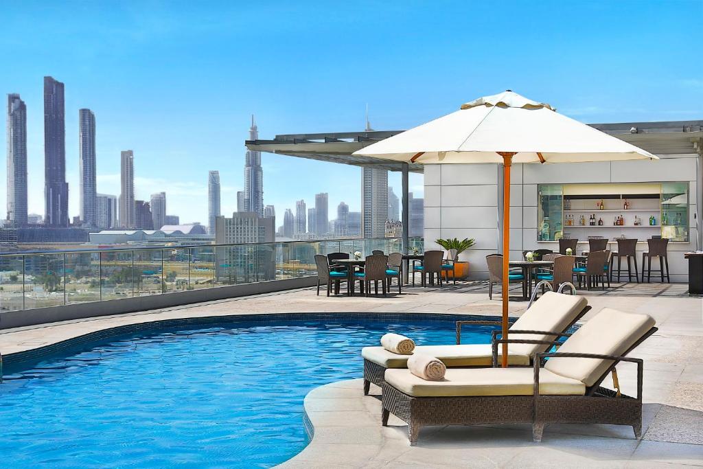 يعد الريتز كارلتون ريزيدنس دبي أحد أشهر شقق فندقية دبي خمس نجوم.
