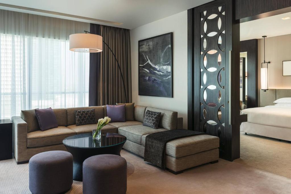 فندق شيراتون جراند دبي يتميز بأنه من أرقي شقق فندقية في دبي شارع الشيخ زايد
