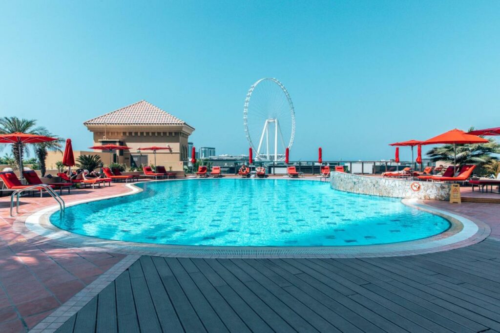 من أرقى فنادق على البحر في دبي فندق أمواج روتانا دبي.