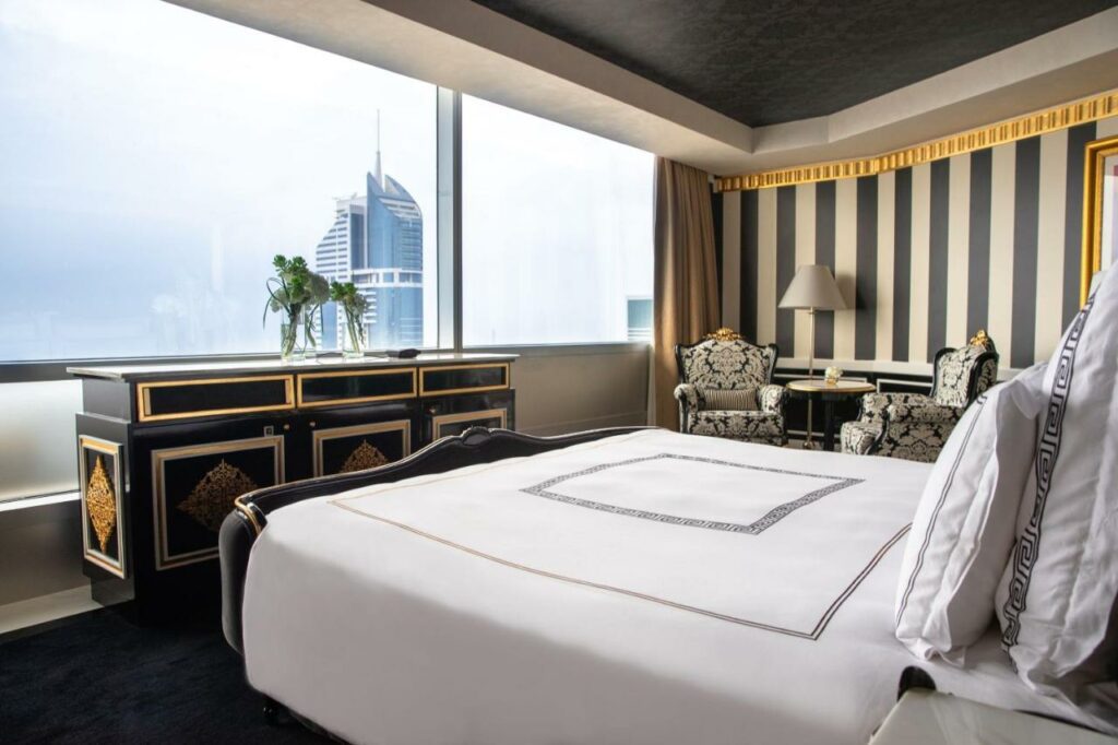 فندق جميرا أبراج الإمارات أحد أكثر الأماكن المرغوبة للإقامة في فنادق الشيخ زايد دبي