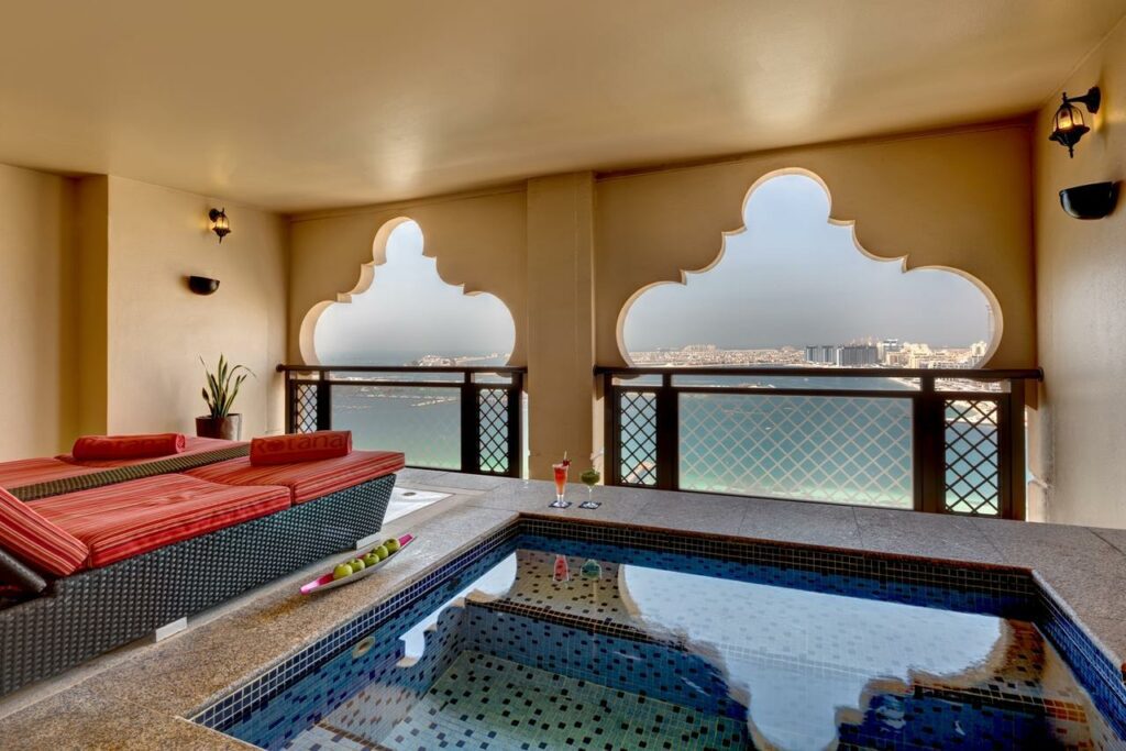 أرجإن من روتانا مدينة دبي للإعلام يتميز الفندق بالرفاهية والاستجمام.