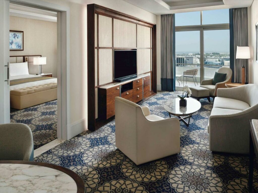 جراند بلازا موفنبيك واحد من أفخم فنادق دبي الخمس نجوم.
