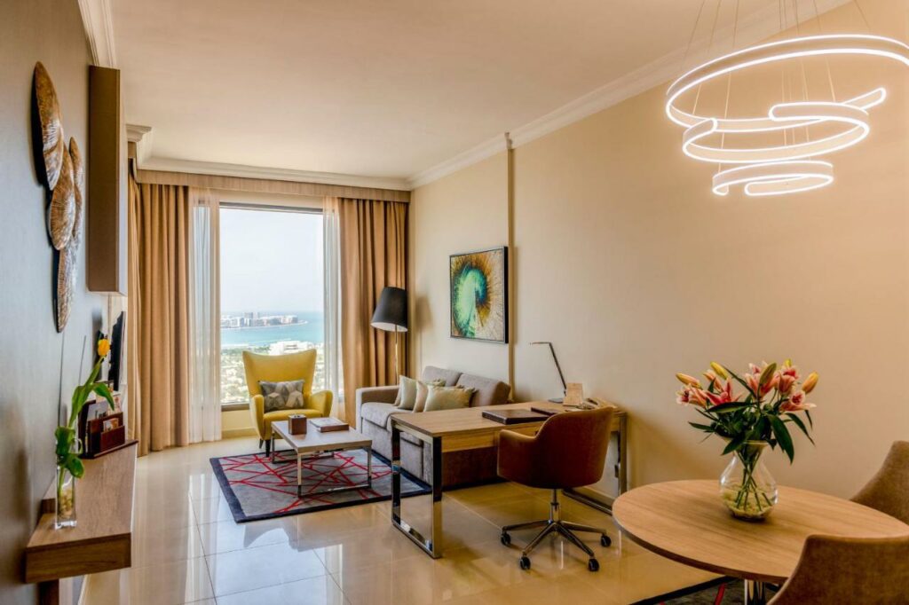 فندق تو سيزونز دبي تتميز الغرف بالرقى وجميع الاثاث مودرن على الطراز الحديث