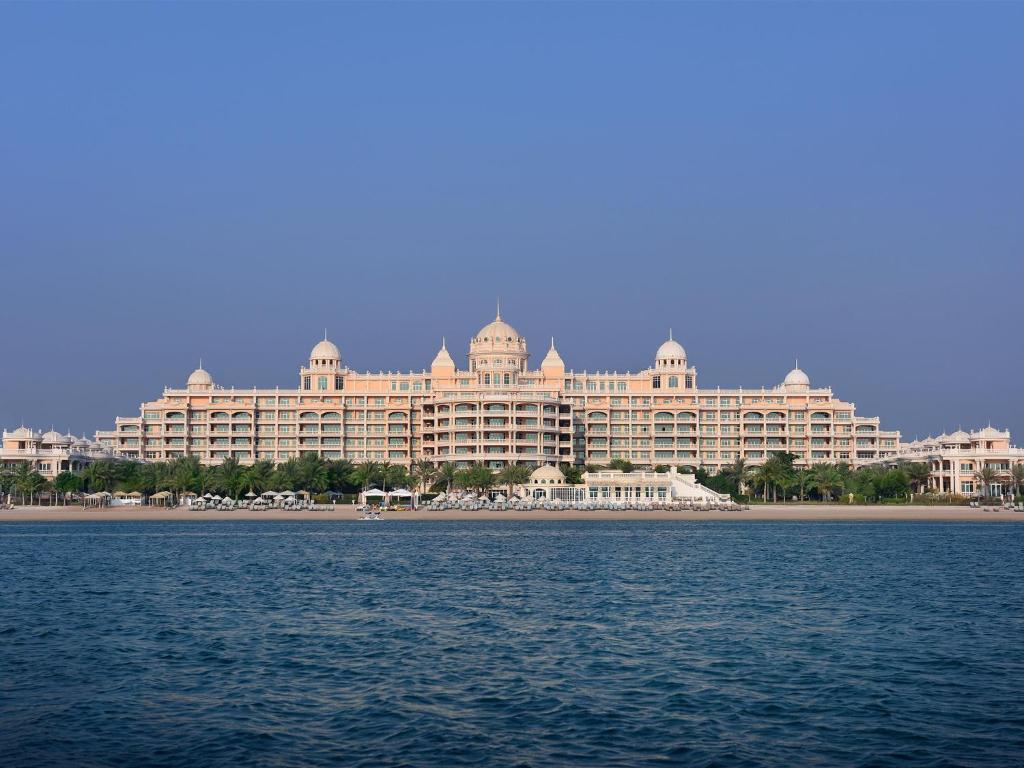 من افضل منتجعات دبي على البحر هو منتجع و فندق كمبنسكي النخلة.