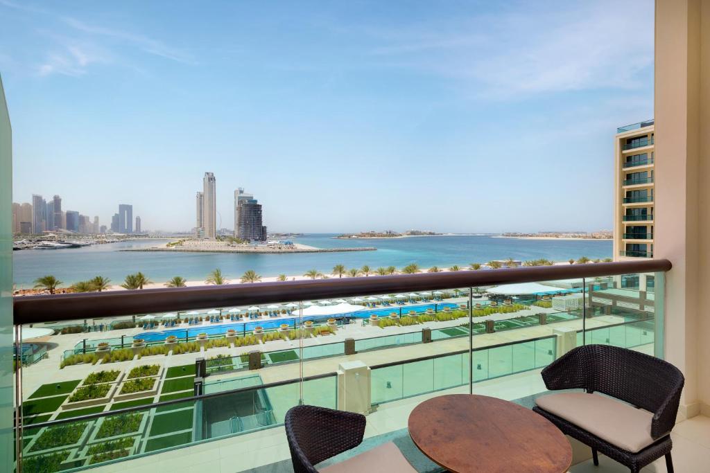 من أحسن منتجعات دبي على البحر هو منتجع و فندق هيلتون دبي نخلة جميرا.