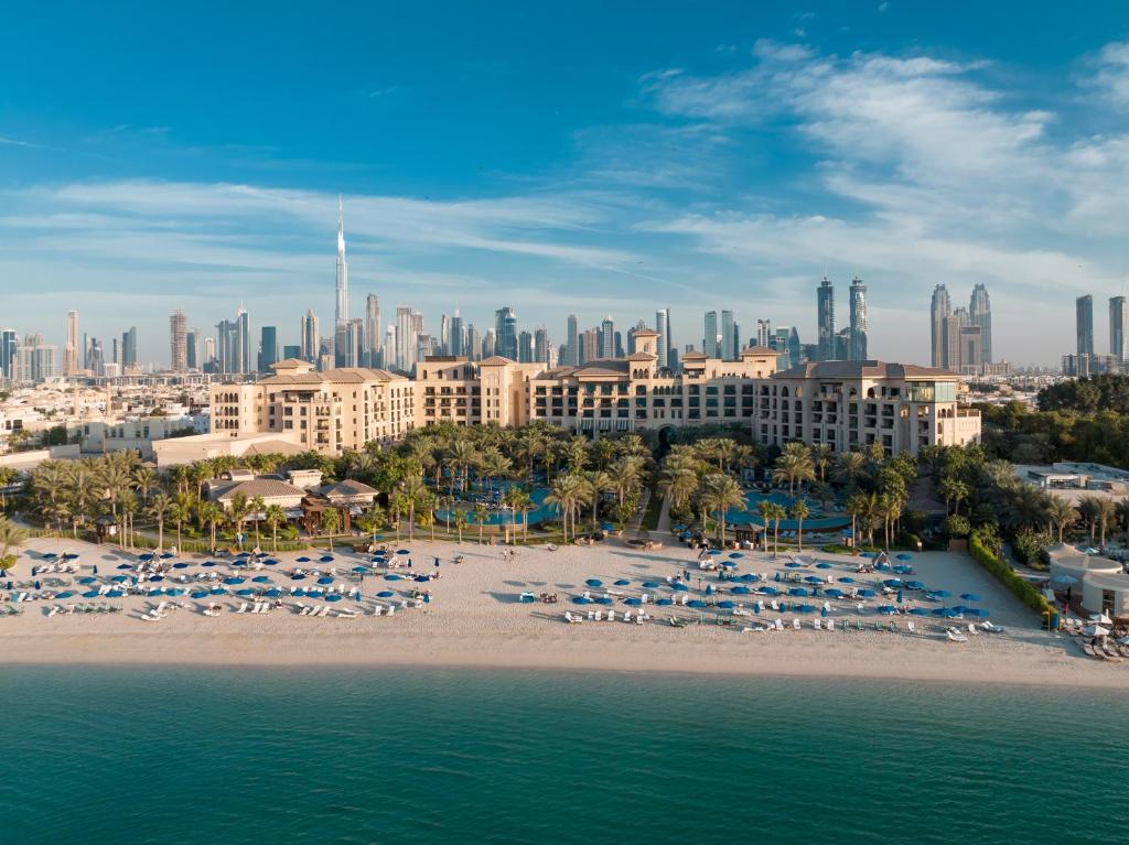 يعتبر منتجع فور سيزونز دبي جميرا بيتش أحد أشهر منتجعات دبي على البحر.
