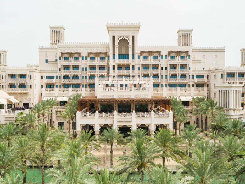 منتجع و فندق القصر دبي واحد من أفضل منتجعات دبي عالبحر.

