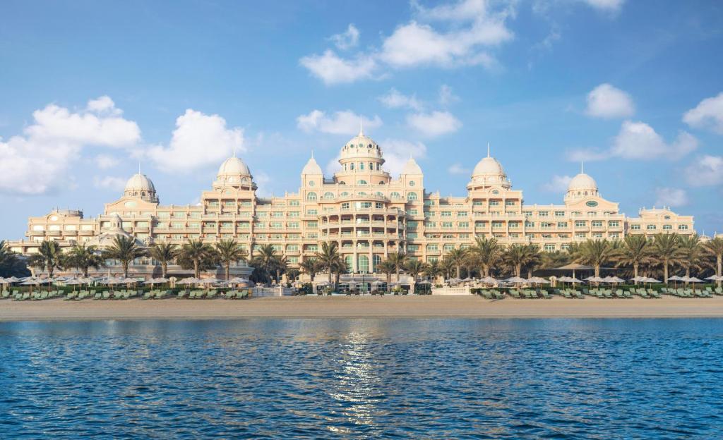 يعد منتجع و فندق رافلز نخلة جميرا من أفخم منتجعات دبي على البحر.