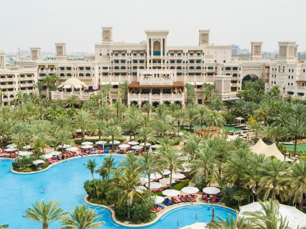 يعد منتجع و فندق القصر دبي من أفخم منتجعات دبي.