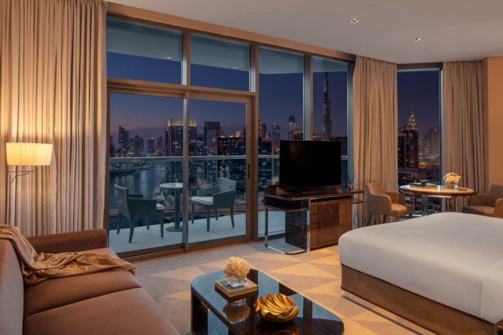 يعتبر فندق هايد دبي فندق 5 نجوم فاخر ويوفر مجموعة من الخِدْمَات ووسائل الراحة