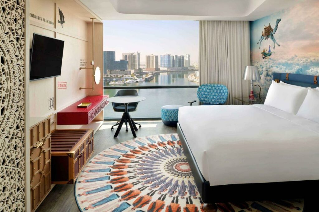  يعد فندق انديجو داون تاون دبي أحد فنادق دبي للعوائل الشهيرة.