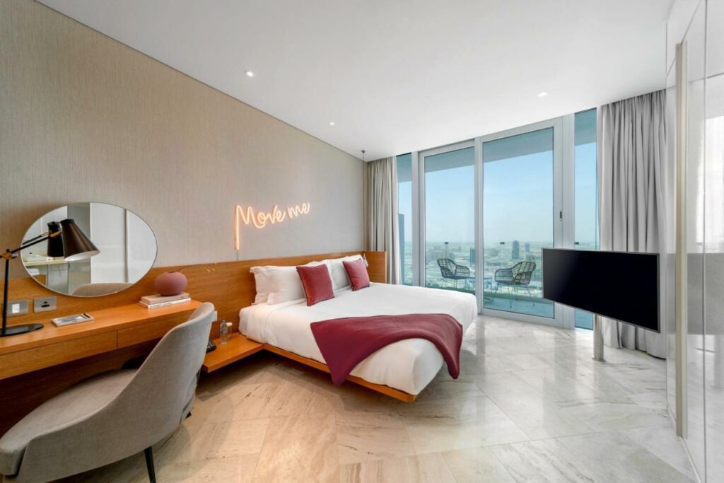 فايف جميرا فيلج هو أحد أفضل فندق بمسبح خاص في دبي.
