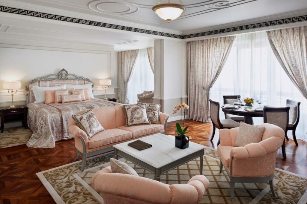 يعتبر بلازو فيرساتشي دبي فندق مع مسبح خاص في دبي.