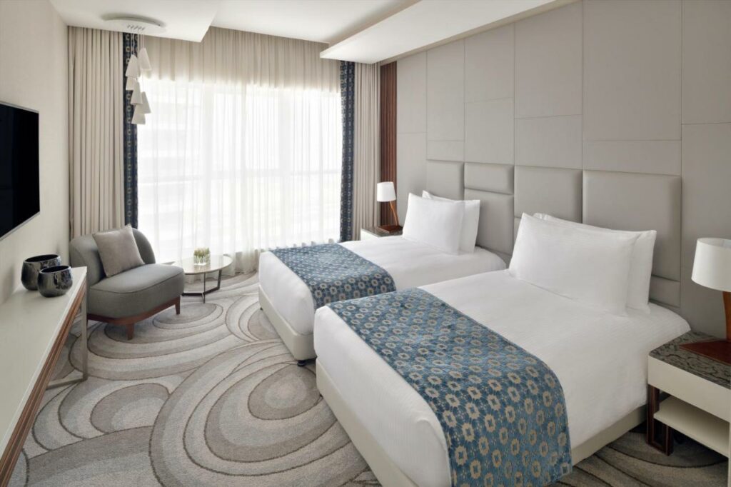 فندق وشقق موڤنبيك داون تاون دبي هو فندق دبي مسبح خاص .