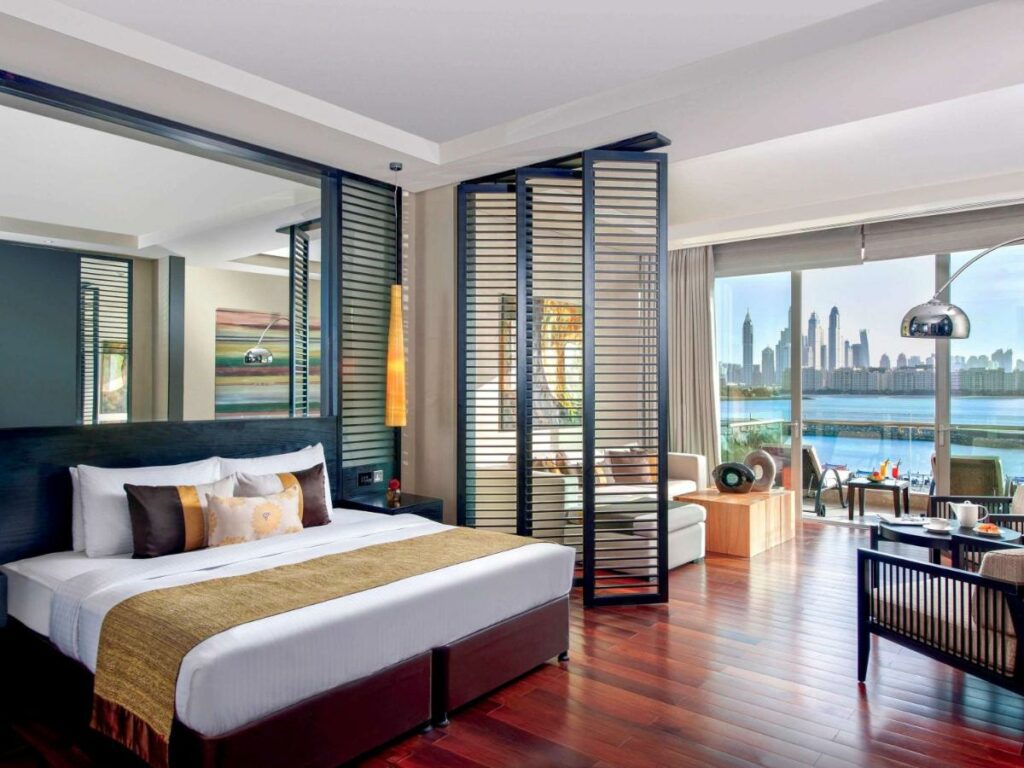 فندق واجنحة ريكسوس النخلة هو أحد أرقى فندق في دبي مع مسبح خاص.