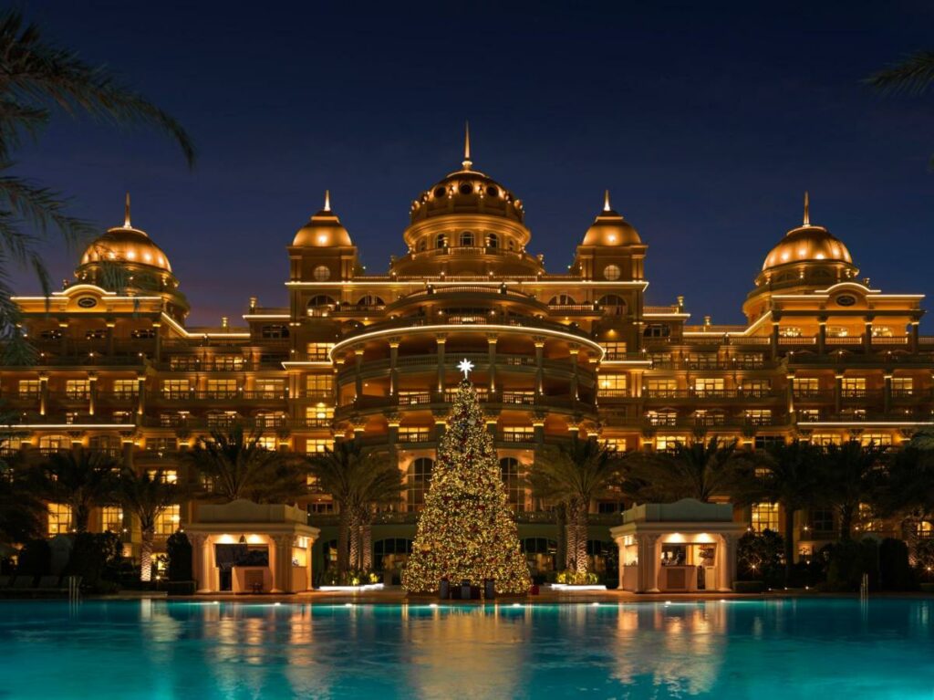 إن فندق رافلز نخلة جميرا هو فندق في دبي مع مسبح خاص.