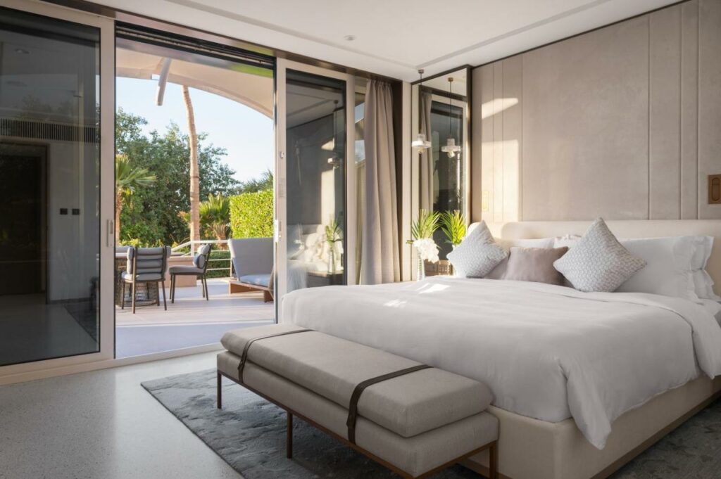فندق جميرا بيتش هو فندق دبي مسبح خاص.