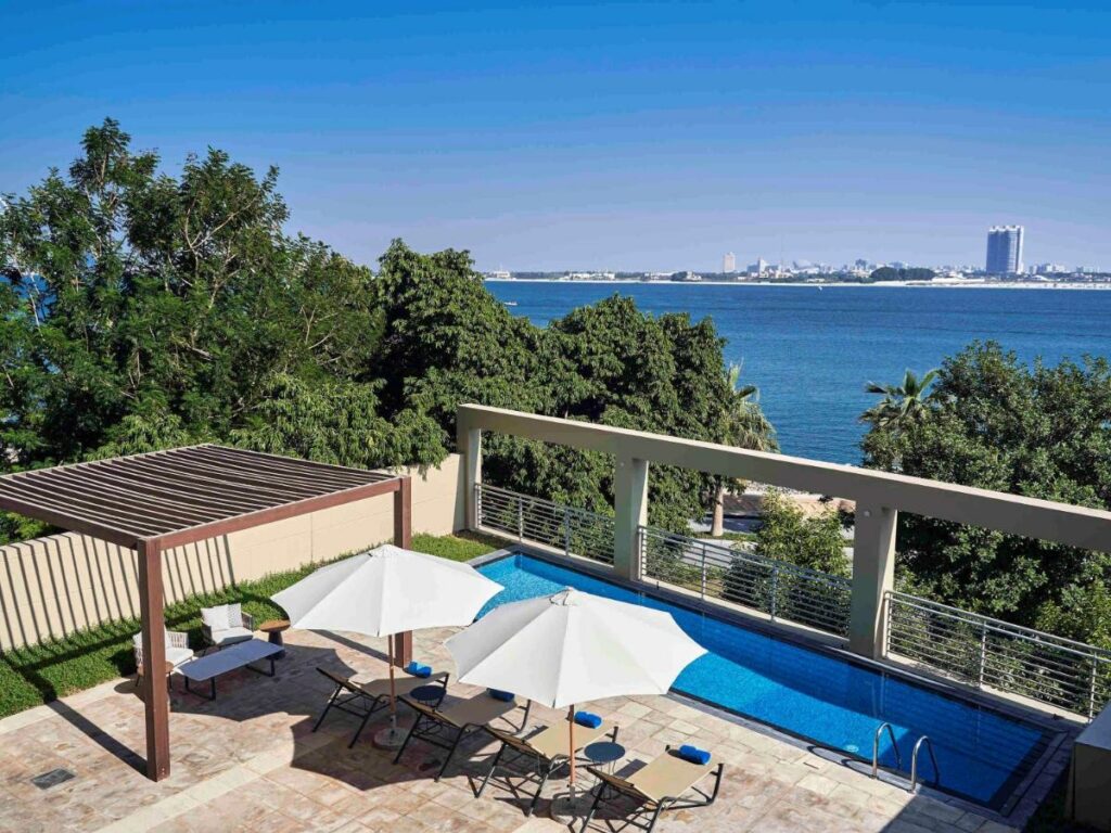 فندق وأجنحة ريكسوس النخلة من أفخم فنادق في دبي مع مسبح خاص.