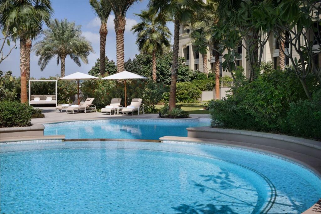 فندق بلازو فيرساتشي دبي من أفضل فنادق مسبح خاص دبي.