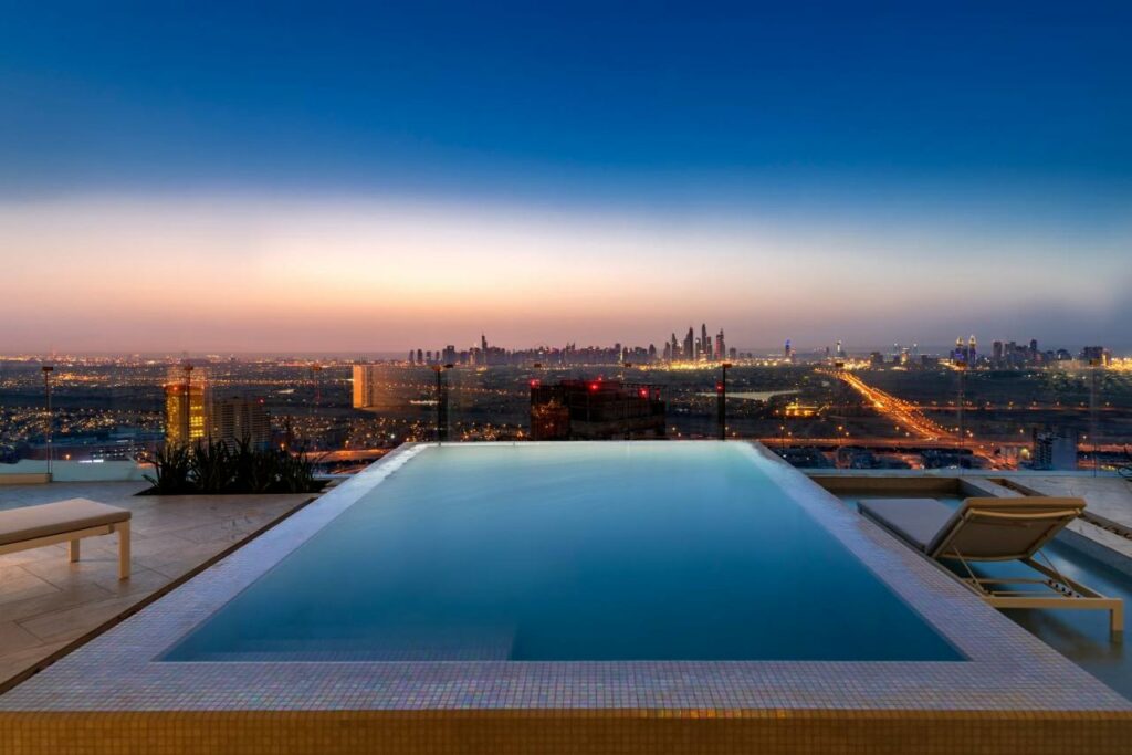 فندق فايف جميرا فيلج من اجمل فنادق دبي بمسبح خاص.
