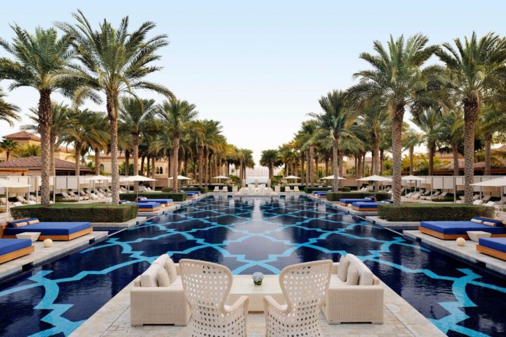 فندق ون آند أونلي جزيرة النخلة من أجمل فنادق في دبي مع مسبح خاص.