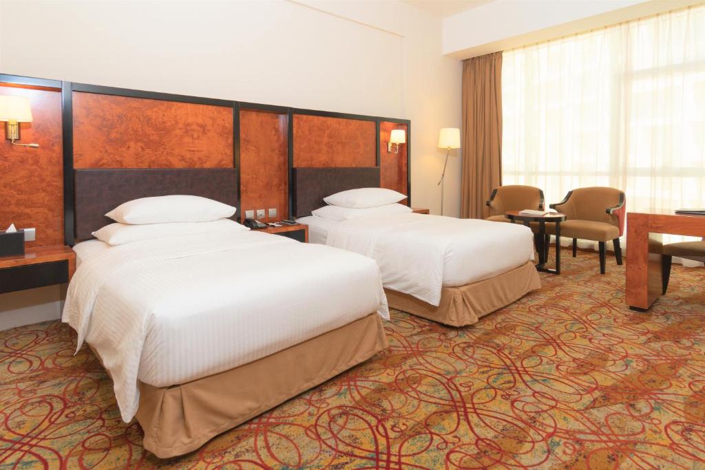 فندق ميلينيوم بمطار دبي يتميز هذا الفندق بخدمة الواي فاي وخدمة الغرف و ماكينة الصرف الالي