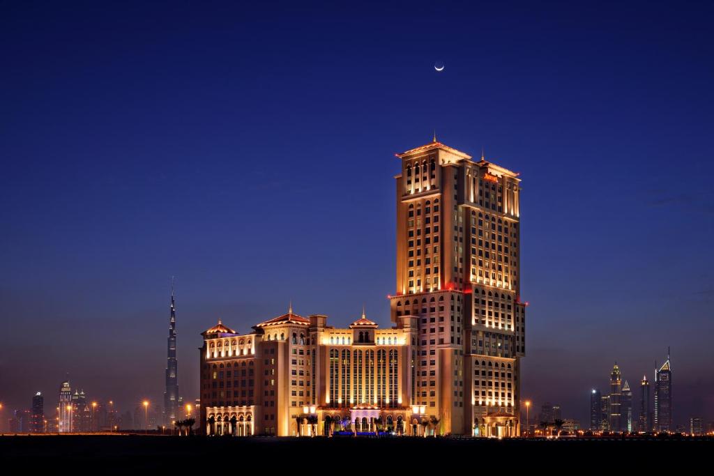 يعد فندق ماريوت الجداف دبي من أفخم فنادق عود ميثاء دبي.