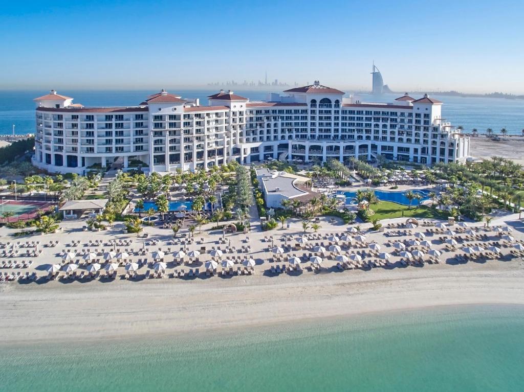 فندق والدورف أستوريا يعد أفضل  فنادق النخلة دبي.