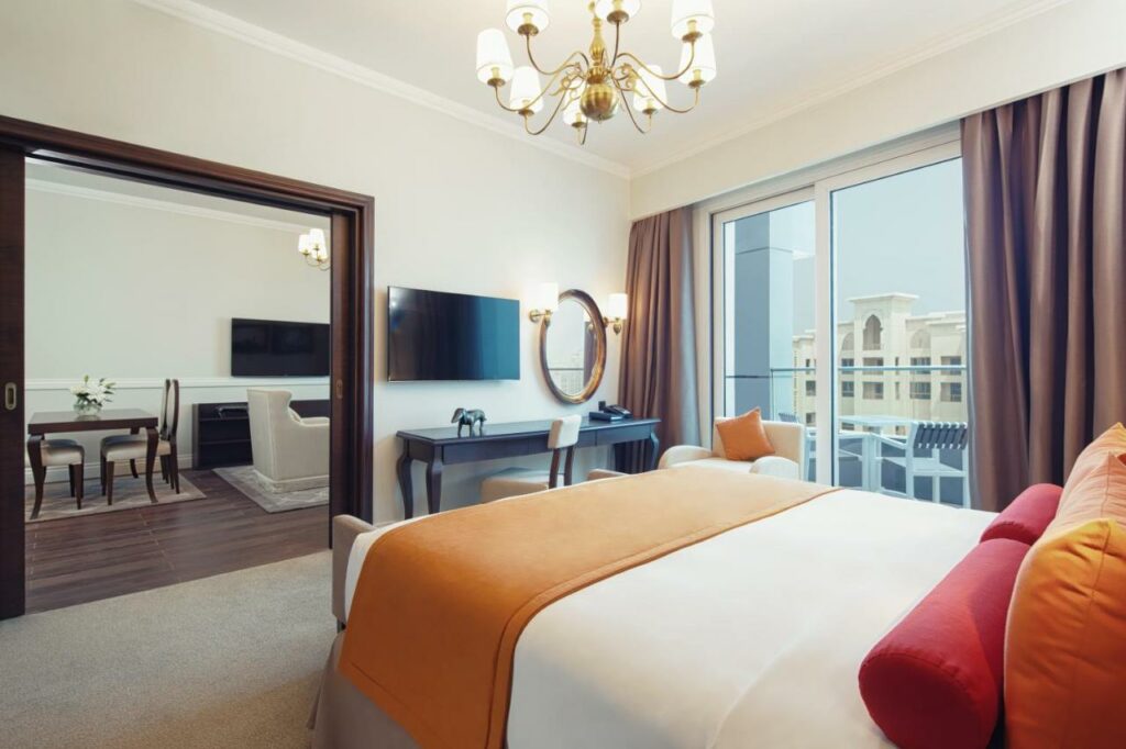 فندق دبوكس النخلة يجمع بين سحر العالم البريطاني والفخامة العالمية في فنادق جزيرة النخلة.