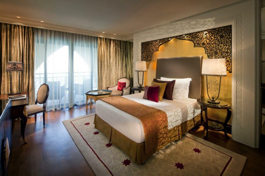 فندق جميرا زعبيل سراي أجمل فنادق جزيرة النخلة ويتميز  بإطلالته الجذابة على الخليج العربي.